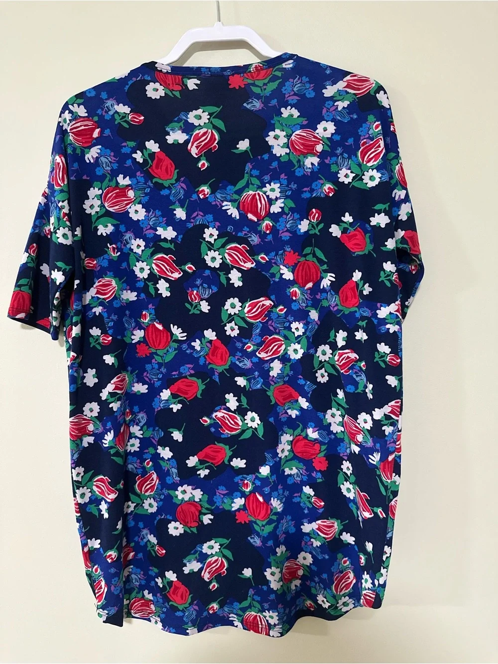 LuLaRoe size XL Navy Floral Short Sleeve Tee with Red & Blue Blooms - Picture 5 of 5